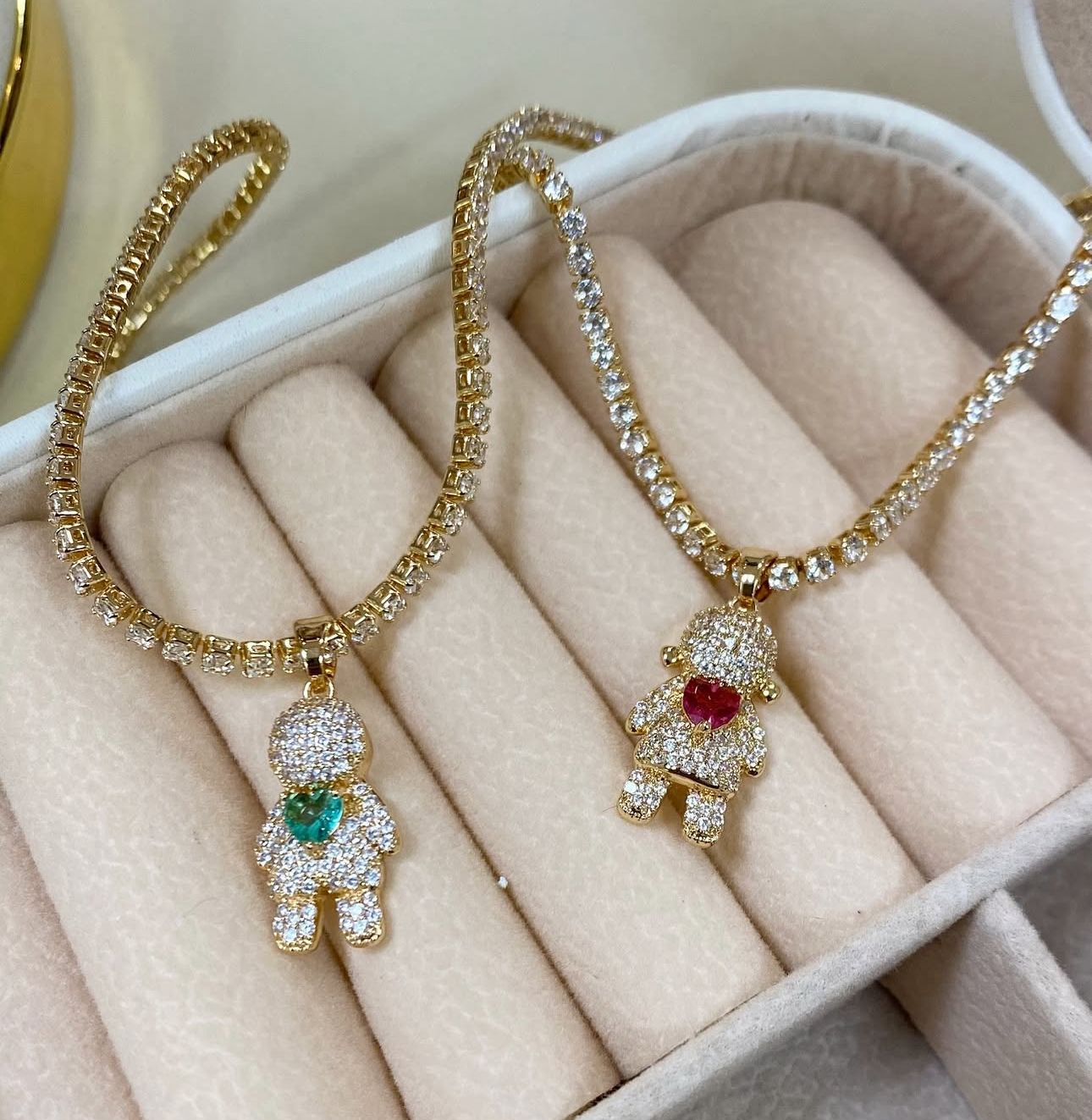 Colares com pingentes coloridos